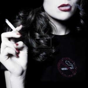 Mujer fumando tabajo con uñas hechas