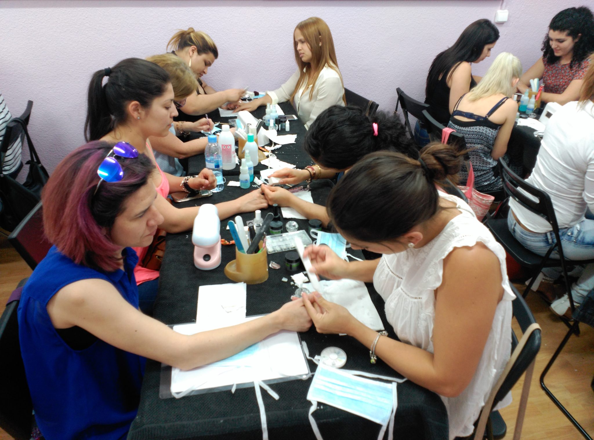 Fotos del curso de uñas en acrílico y gel 26/6/16 - Alumnas practicando foto 3