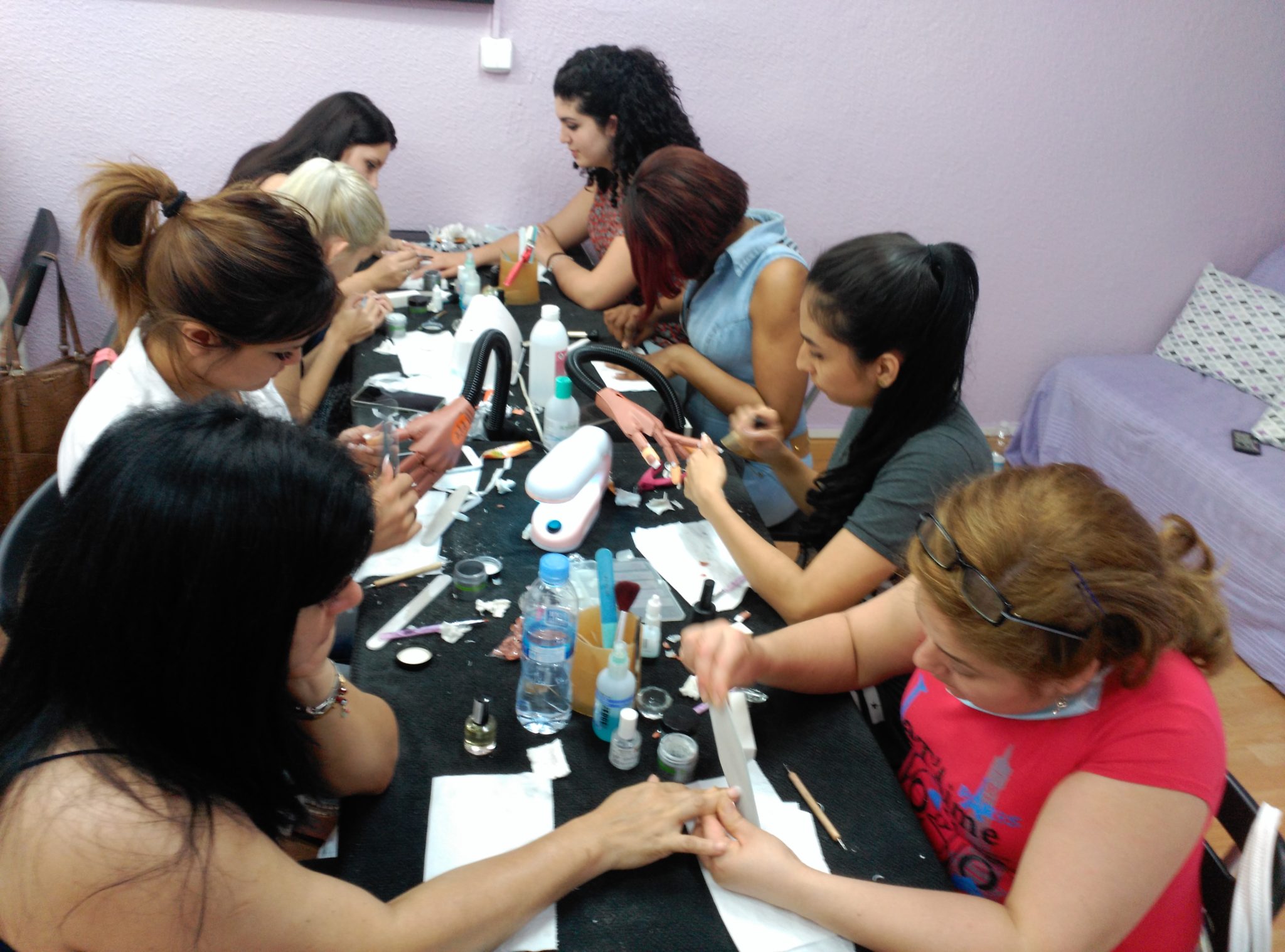 Fotos del curso de uñas en acrílico y gel 26/6/16 - Alumnas practicando foto 4