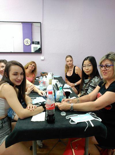 Fotos del curso de uñas de acrílico y gel del día 17/7/17 - Alumnas practicando foto 3