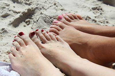 Protege tus uñas de los pies del calor y la humedad