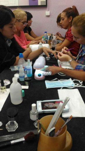 Fotos del curso de uñas esculpidas de acrílico y gel del día 2/10/16 - Alumnas practicando foto 2
