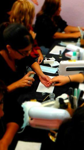 Fotos de las alumnas curso de uñas acrílico y gel 23/10/16 - Alumnas practicando
