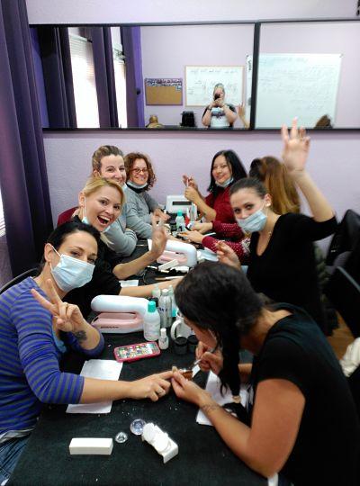 Fotos de las alumnas curso de uñas acrílico y gel 06/11/16 - Alumnas sonriendo foto 3