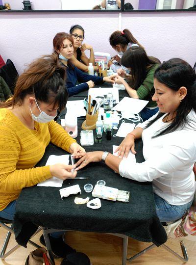 Fotos de las alumnas curso de uñas acrílico y gel 06/11/16 - Alumnas practicando