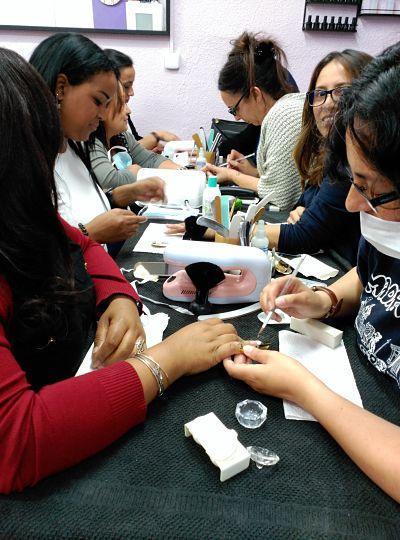 Fotos de las alumnas curso de uñas acrílico y gel 06/11/16 - Alumnas practicando foto 3