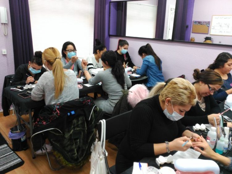 Fotos de las alumnas del curso de uñas de gel y acrílico del día 04/12/16 - Alumnas practicando