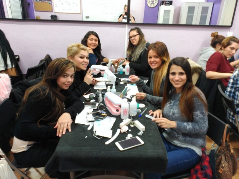Fotos de las alumnas del curso de uñas de gel y acrílico del día 04/12/16 - Alumnas sonriendo foto 2