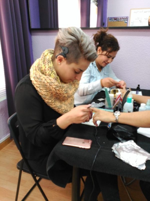Fotos de las alumnas del curso de esmalte permanente del día 11/12/16 - Alumnas practicando foto 4