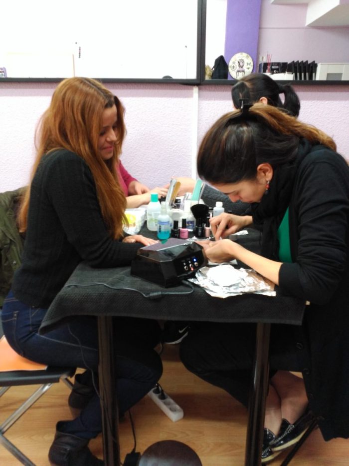 Fotos de las alumnas del curso de esmalte permanente del día 11/12/16 - Alumnas practicando foto 3
