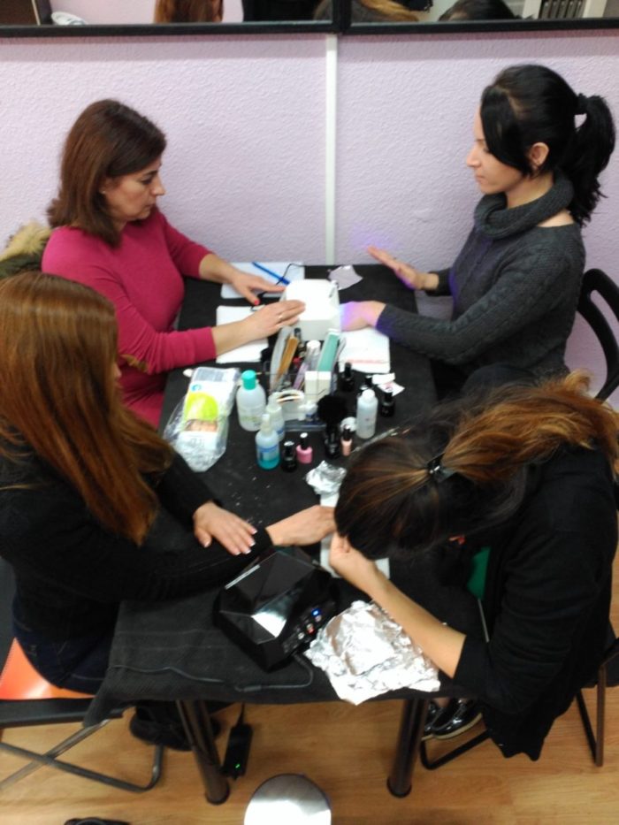 Fotos de las alumnas del curso de esmalte permanente del día 11/12/16 - Alumnas practicando foto 2