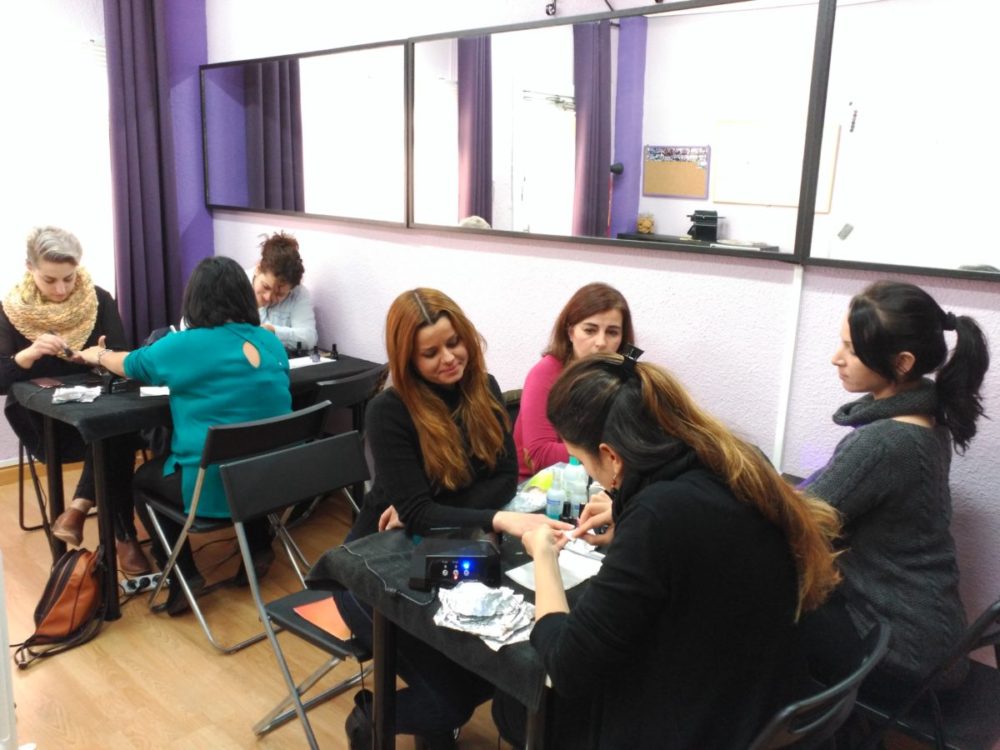 Fotos de las alumnas del curso de esmalte permanente del día 11/12/16 - Alumnas practicando
