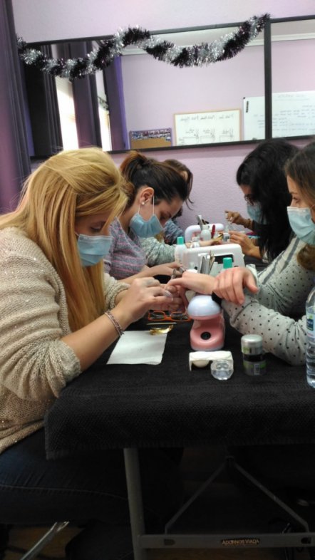 Fotos de las alumnas del curso de uñas de acrílico y gel del día 18/12/16 - Alumnas practicando foto 2