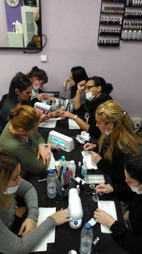 Fotos de las alumnas del curso de uñas de acrílico y gel del día 29/01/17 - Alumnas practicando