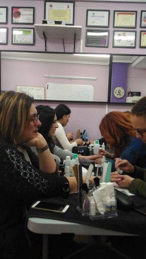 Fotos de las alumnas del curso de esmalte permanente del día 5/3/17 - Alumnas practicando foto 4