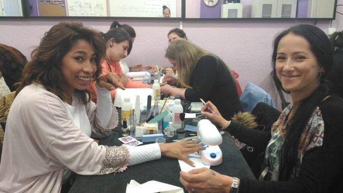 Fotos de las alumnas del curso de uñas de acrílico y gel del día 12/03/16 - Alumnas sonriendo