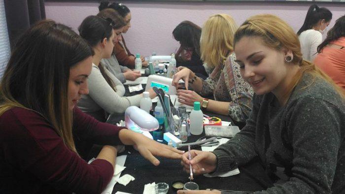 Fotos de las alumnas del curso de uñas de acrílico y gel del día 12/03/16 - Alumnas practicando