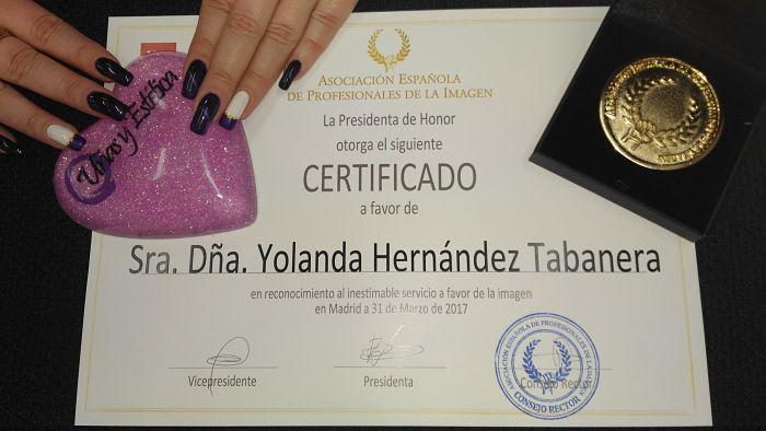 Diploma y Medalla de Oro entregado por AEDEPI a Yolanda Hernández