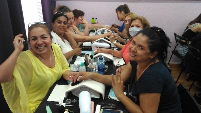 Fotos de las alumnas del curso de uñas de acrílico y gel del día 18/06/17 - Alumnas sonriendo