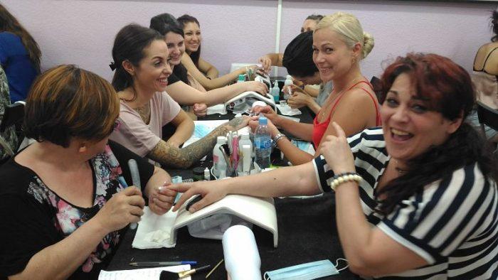 Fotos de las alumnas del curso de uñas de acrílico y gel del día 18/06/17 - Alumnas sonriendo foto 2