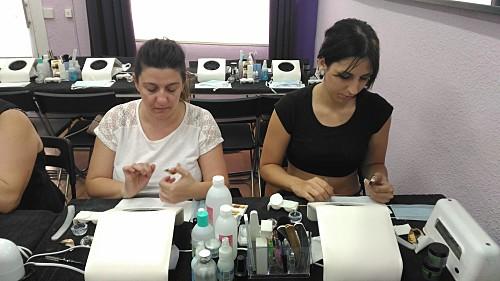 Fotos de las alumnas del curso de uñas de acrílico y gel del día 19/07/17 - Alumnas practicando foto 2
