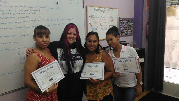 Fotos de las alumnas del curso de uñas de acrílico y gel del día 30/07/17 - Alumnas con Yolanda Hernández