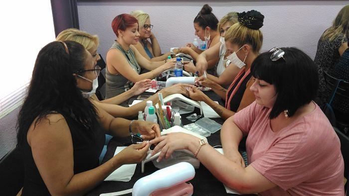 Fotos de las alumnas del curso de uñas de acrílico y gel del día 20/08/17 - Alumnas practicando