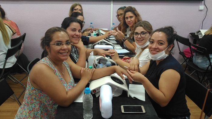 Fotos de las alumnas del curso de uñas de acrílico y gel del día 20/08/17 - Alumnas sonriendo foto 2