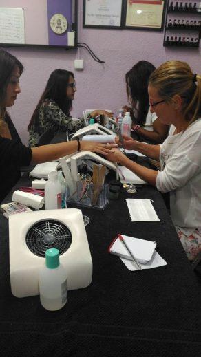 Fotos de las alumnas del curso de uñas de acrílico y gel del día 17/09/17 - Alumnas practicando foto 4