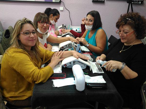 Fotos de las alumnas del curso de uñas de acrílico y gel del día 22/10/17 - Alumnas practicando foto 2