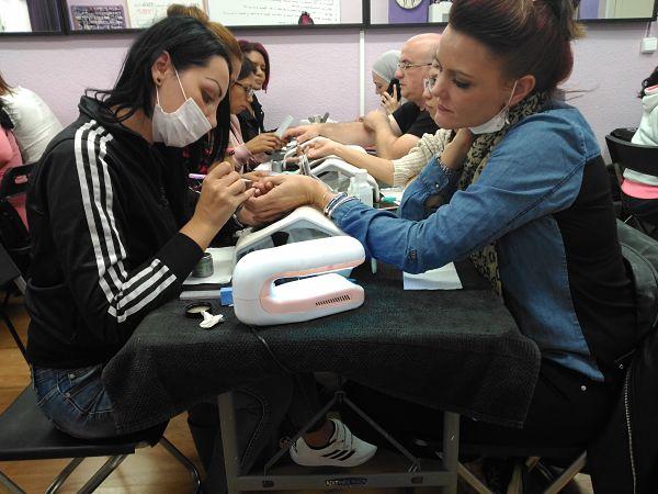 Fotos de las alumnas del curso de uñas de acrílico y gel del día 22/10/17 - Alumnas practicando