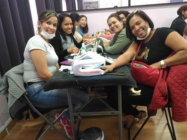 Fotos de las alumnas del curso de uñas de acrílico y gel del día 22/10/17 - Alumnas sonriendo
