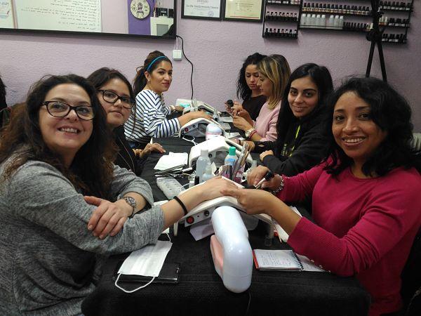 Fotos de las alumnas del curso de uñas de acrílico y gel del día 12/11/17 - Alumnas sonriendo foto 3