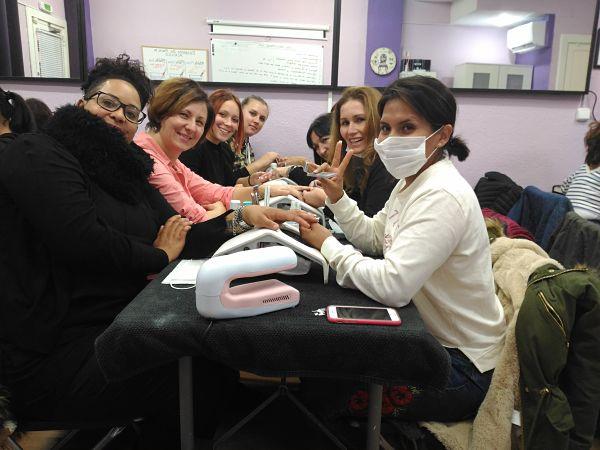 Fotos de las alumnas del curso de uñas de acrílico y gel del día 12/11/17 - Alumnas sonriendo foto 2