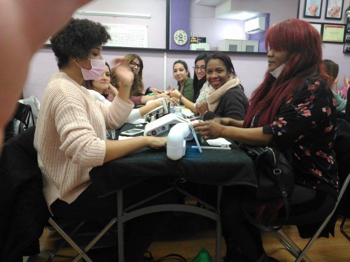 Fotos de las alumnas del curso de uñas de gel y acrílico 10/12/2017 - Alumnas practicando