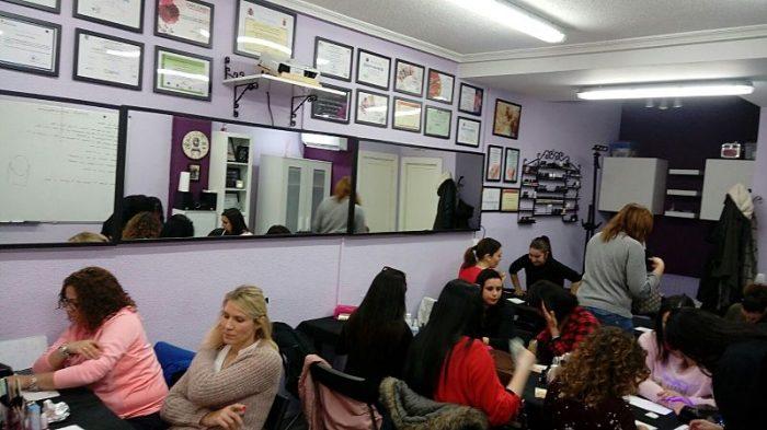 Fotos de las alumnas del curso de uñas de esmalte permanente del día 18/02/18 - Alumnas practicando