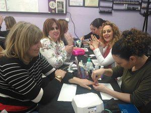 Fotos de las alumnas del curso de uñas de esmalte permanente del día 18/02/18 - Alumnas sonriendo