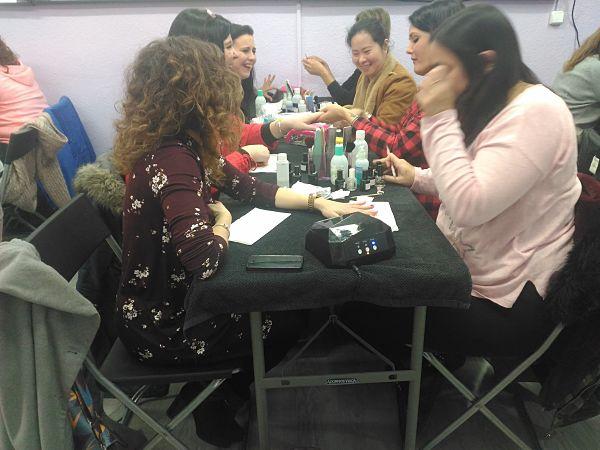 Fotos de las alumnas del curso de uñas de esmalte permanente del día 18/02/18 - Alumnas sonriendo foto 2