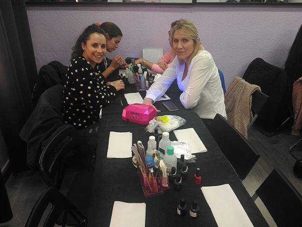 Fotos de las alumnas del curso de uñas de esmalte permanente del día 18/02/18 - Alumnas sonriendo foto 4