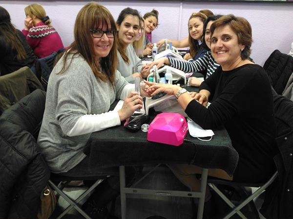 Foto de las alumnas del curso de uñas de gel y acrílico del día 18/03/18 - Alumnas sonriendo y practicando