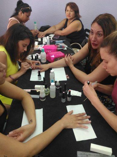 Fotos de las alumnas del curso de esmalte permanente del día 5/8/18 - Alumnas practicando Foto 2