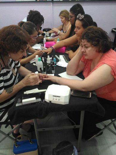 Fotos de las alumnas del curso de esmalte permanente del día 5/8/18 - Alumnas practicando