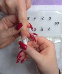 Puesta de tips del curso de uñas online