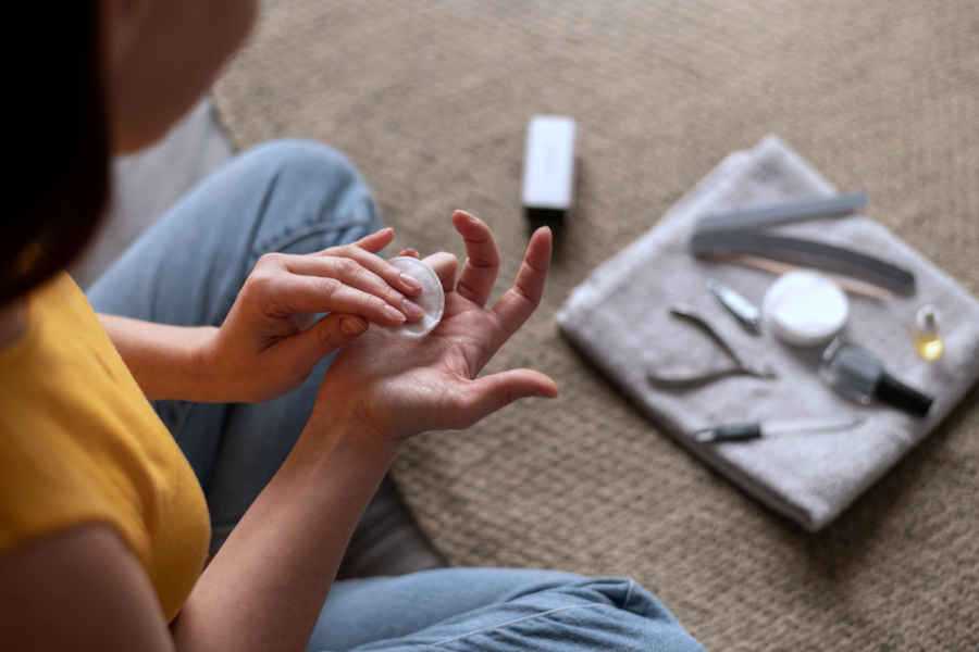 Peligros de usar kits de uñas en gel en casa