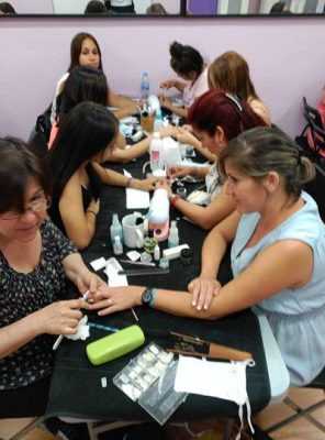 Fotos del curso de uñas de acrílico y gel del día 17/7/17 - Alumnas practicando foto 2